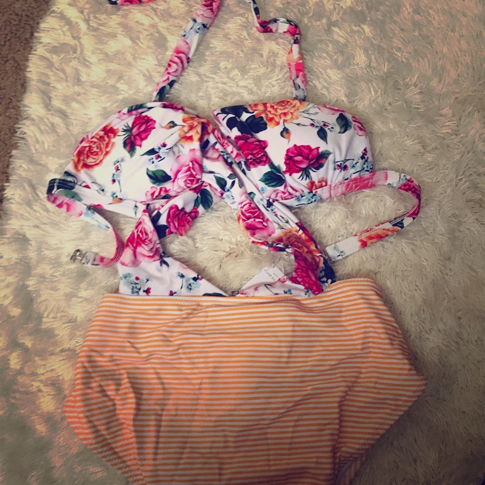 Wrap style cupshe swimsuit.